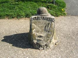 Ligne Maginot - MOUZON - (Cité Cadres) - Stèle à l'entrée, côté gauche, représentant le blason du 155° RIF