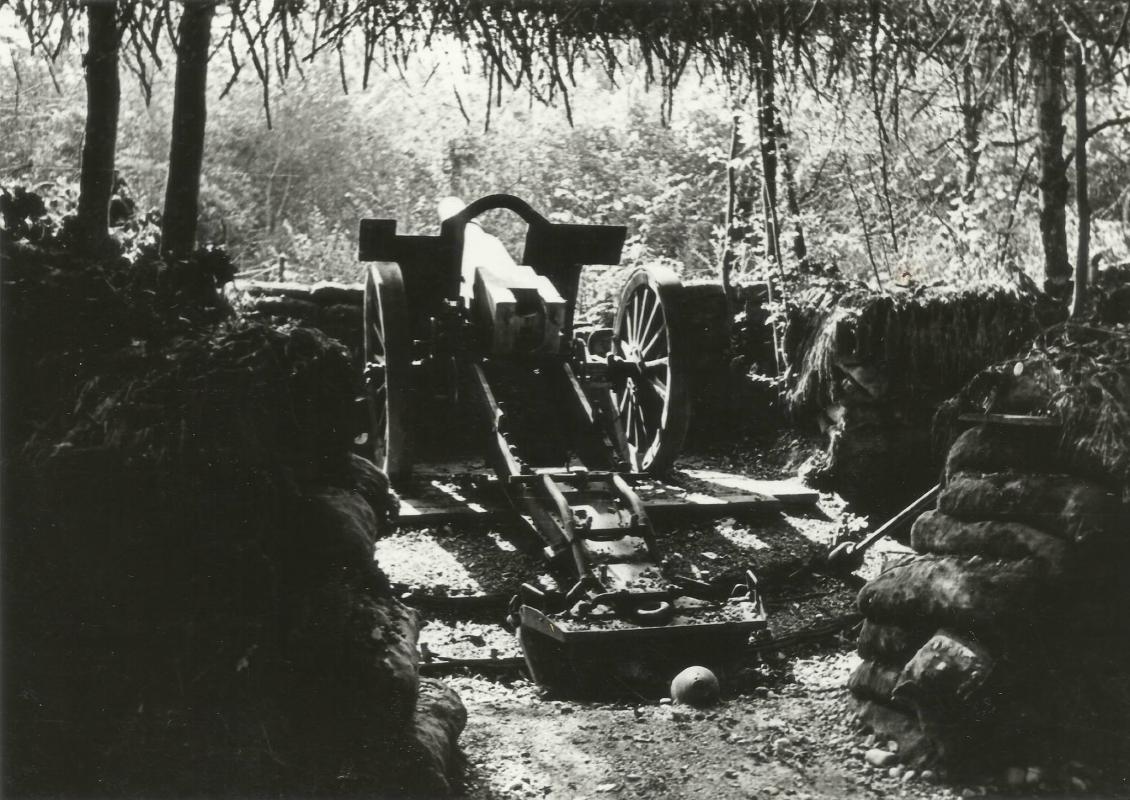 Ligne Maginot - Pièce de 155C Saint-Chamond mle 1915 - L'une des pièces du II° groupe du 159°RAP en position dans la foret de la Hardt.
La pièce a été sabotée lors du repli du 159° RAP, la photo prise par les allemands en 1940