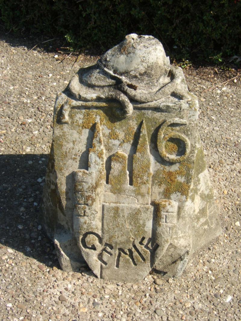 Ligne Maginot - MOUZON - (Cité Cadres) - Stèle à l'entrée, côté droit, représentant le blason du 6° Génie d'Angers (voir les flèches de la cathédrale)