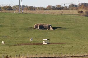 Ligne Maginot - AB22 - (Blockhaus pour canon) - Vu d'Ab18. Noter à la limite droite la trace d'At2.