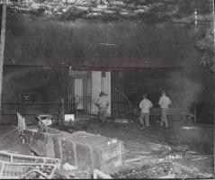 Ligne Maginot - Ouvrage d'artillerie de ROCHONVILLERS - Col Haynes GYLES, Lary KAPLAN et Jack Chapman pénétrant avec précaution dans l'entrée munitions de l'ouvrage de Rochonvillers
Photo Signal Corp ETO HQ 44 14979 du 15 sept 1944

On distinguer cette photo un jumelage de fusils-mitrailleurs 24/29 dans le créneau de gauche au lieu du jumelage de mitrailleuses prévu .
