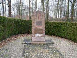 Ligne Maginot - SCHOENENBOURG - (Ouvrage d'artillerie) - Monument dans la proximité de l'entrée de munitions
