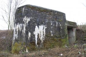 Ligne Maginot - PONT CANAL NORD - (Blockhaus pour arme infanterie) - Face entrée. Le cartouche au dessus de l'entrée est très abîmé