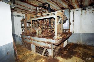 Ligne Maginot - SCHOENENBOURG - (Ouvrage d'artillerie) - Entrée des hommes
Le mécanisme du monte-charges