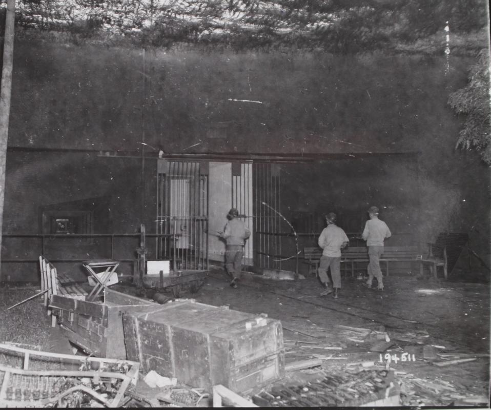 Ligne Maginot - Ouvrage d'artillerie de ROCHONVILLERS - Col Haynes GYLES, Lary KAPLAN et Jack Chapman pénétrant avec précaution dans l'entrée munitions de l'ouvrage de Rochonvillers
Photo Signal Corp ETO HQ 44 14979 du 15 sept 1944

On distinguer cette photo un jumelage de fusils-mitrailleurs 24/29 dans le créneau de gauche au lieu du jumelage de mitrailleuses prévu .