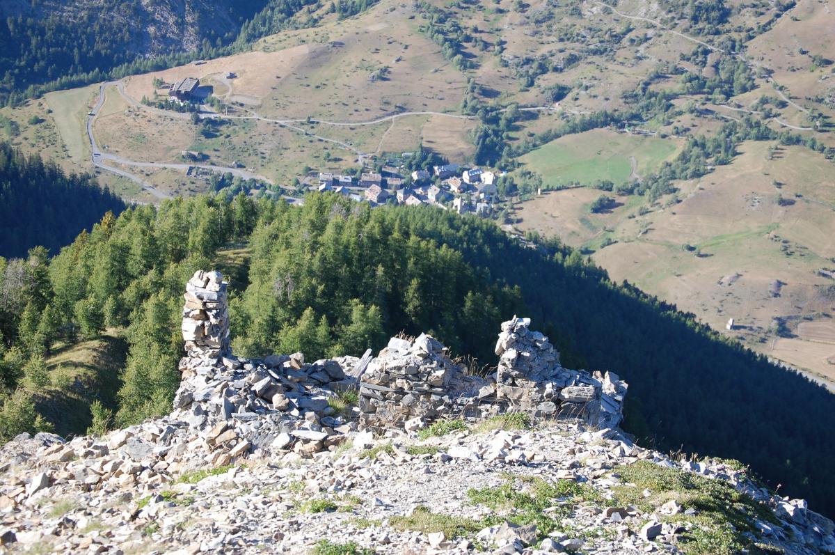 Ligne Maginot - LA DUYERE 1 - (Observatoire d'artillerie) - État 2012, à l'arrière-plan Meyronnes