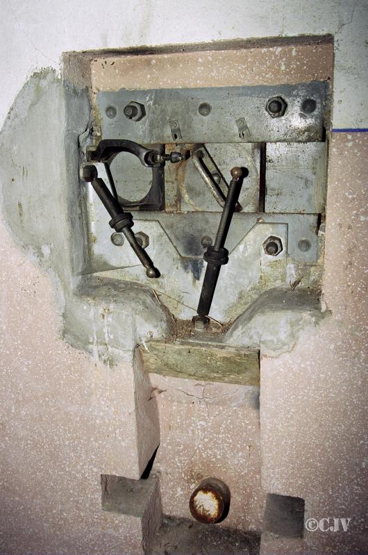Ligne Maginot - Abri de Gomelange - Créneau de façade pour FM24/29 avec le support pour la rotule RB et les verins de maintien de l'arme