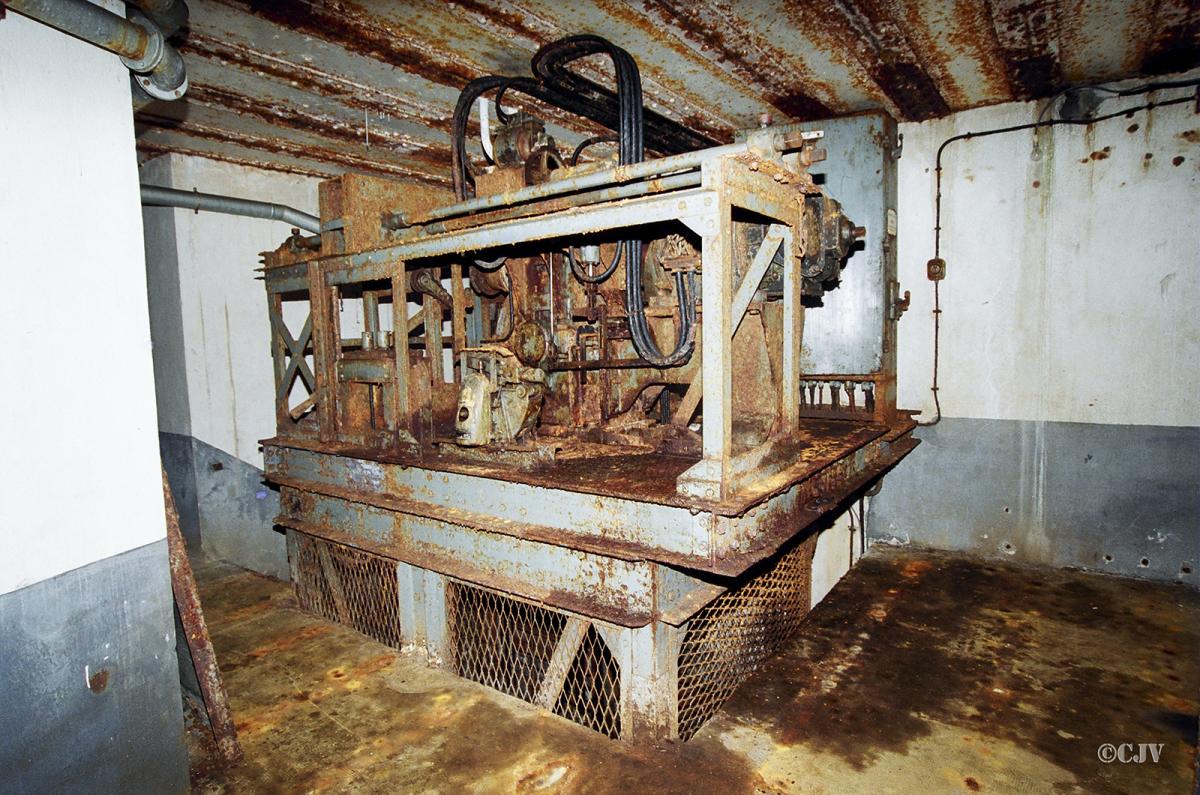 Ligne Maginot - SCHOENENBOURG - (Ouvrage d'artillerie) - Entrée des hommes
Le mécanisme du monte-charges