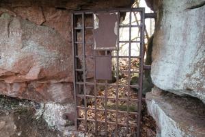 Ligne Maginot - Observatoire d'artillerie du FALKENBERG - La faille dans le rocher fermée en 2001 pour sécuriser les lieux (danger, nature et oiseaux. On distingue le début de la première échelle