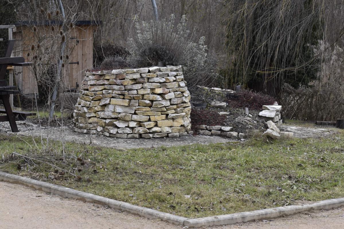 Ligne Maginot - MITTLERE AU EST - (Blockhaus pour arme infanterie) - Remblayé et surmonté d'une spirale aromatique en pierre.