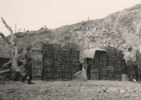 Ligne Maginot - LAUDREFANG - A37 - (Ouvrage d'infanterie) - Bloc 3
Juin ou juillet 1940
Lors d'une récupération de munitions
Noter les caisses bois pour munitions de mortier de 81mm