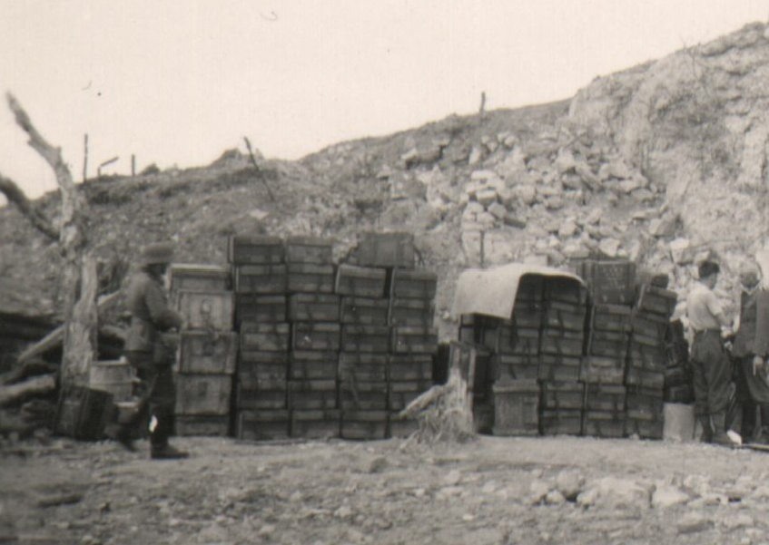 Ligne Maginot - Projectile de 81mm FA Mle 1936 RF - Empilement de caisses de munitions à l’extérieur du bloc 3 de Laudrefang