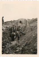 Ligne Maginot - ACHEN NORD EST - (Casemate d'infanterie - double) - Examen de la cloche aprés les tirs allemands (film de propagande)