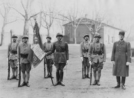 Ligne Maginot - 172 RIF - Le drapeau du 172ème RIF avec le Colonel de Chomereau