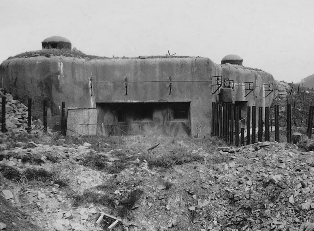 Ligne Maginot - LEMBACH - (Ouvrage d'infanterie) - Bloc 1
Photo d'origine allemande, un cratère de bombe est visible devant le bloc