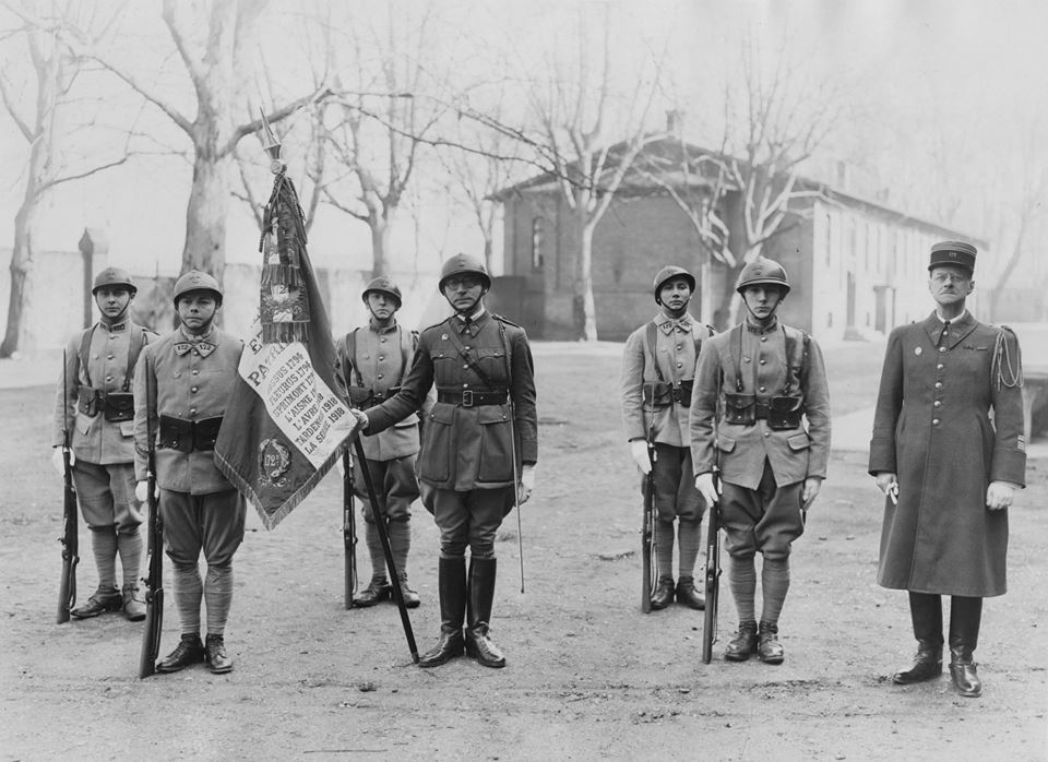 Ligne Maginot - 172 RIF - Le drapeau du 172ème RIF avec le Colonel de Chomereau