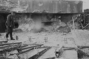 Ligne Maginot - 32/1 - FORT MORTIER - (Casemate d'infanterie - Double) - La chambre de tir gauche
Noter les panneaux de crue au sol
Source : Gardiens du Rhin 