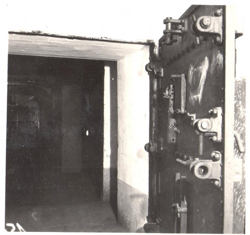 Ligne Maginot - HOCHWALD ( Ouvrage d'artillerie ) - Entrée des hommes
Fusil mitrailleur 24/29
Photo prise au Hochwald où le support sur porte SP est installé en position de repos sur une porte blindée (entrées hommes ?)