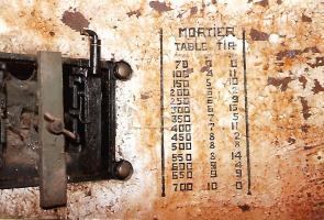 Ligne Maginot - Mortier de 50 mle 1935 - Tables de tir du mortier, photo prise dans la cloche GFM de l'entrée de l'ouvrage de Métrich en 1982