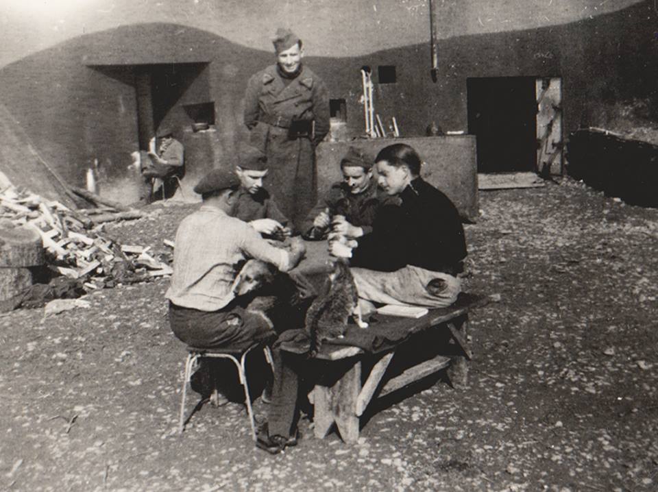 Ligne Maginot - BOVENBERG - BCA2 - (Casemate d'artillerie) - Jean-Baptiste Movet sous-oficier et chef de pièce au 163° RA -11° Batterie en pull noir, à droite sur la photo.