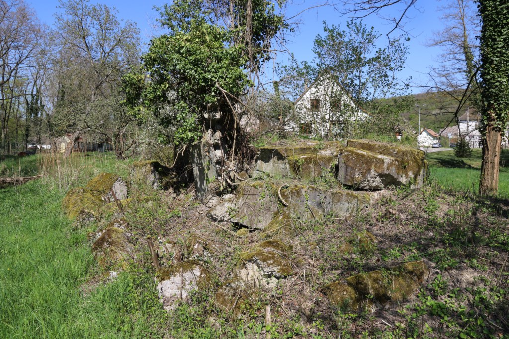 Ligne Maginot - PONT DE LIMBOURG 1 - (Blockhaus pour arme infanterie) - Les ruines de la coupole droite