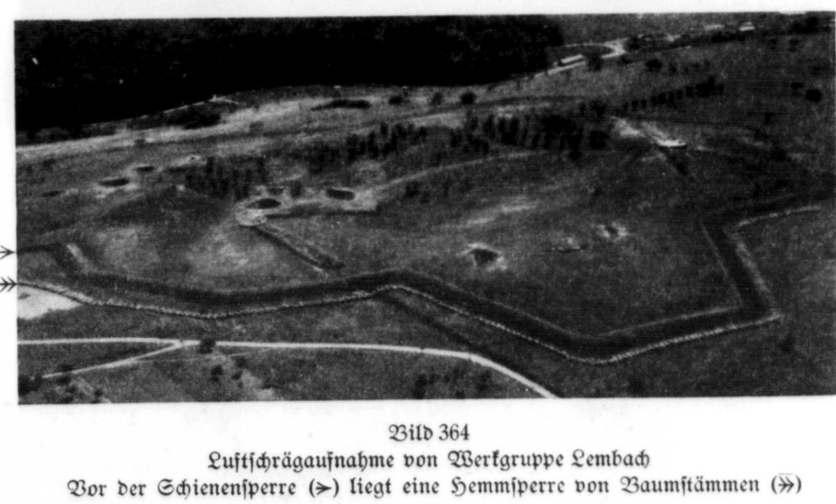 Ligne Maginot - Ligne de troncs d'arbres - Photo aérienne du FOUR à CHAUX où la ligne de troncs est visible devant le réseau de rails.