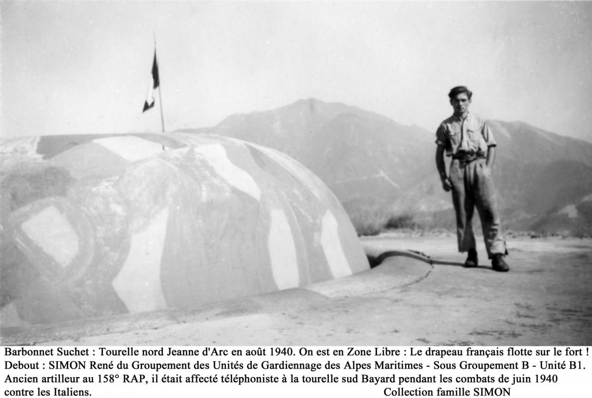 Ligne Maginot - BARBONNET - FORT SUCHET - (Ouvrage d'artillerie) - La tourelle Jeanne d'Arc - Août 1940
Membres du Groupement des Unités de Gardiennage des Alpes Maritimes - Sous Groupement B - Unité B1.
Bien qu'en zone démilitarisée le drapeau français flottait toujours sur le Barbonnet.
Voir dans les documents le témoignage de René SIMON.