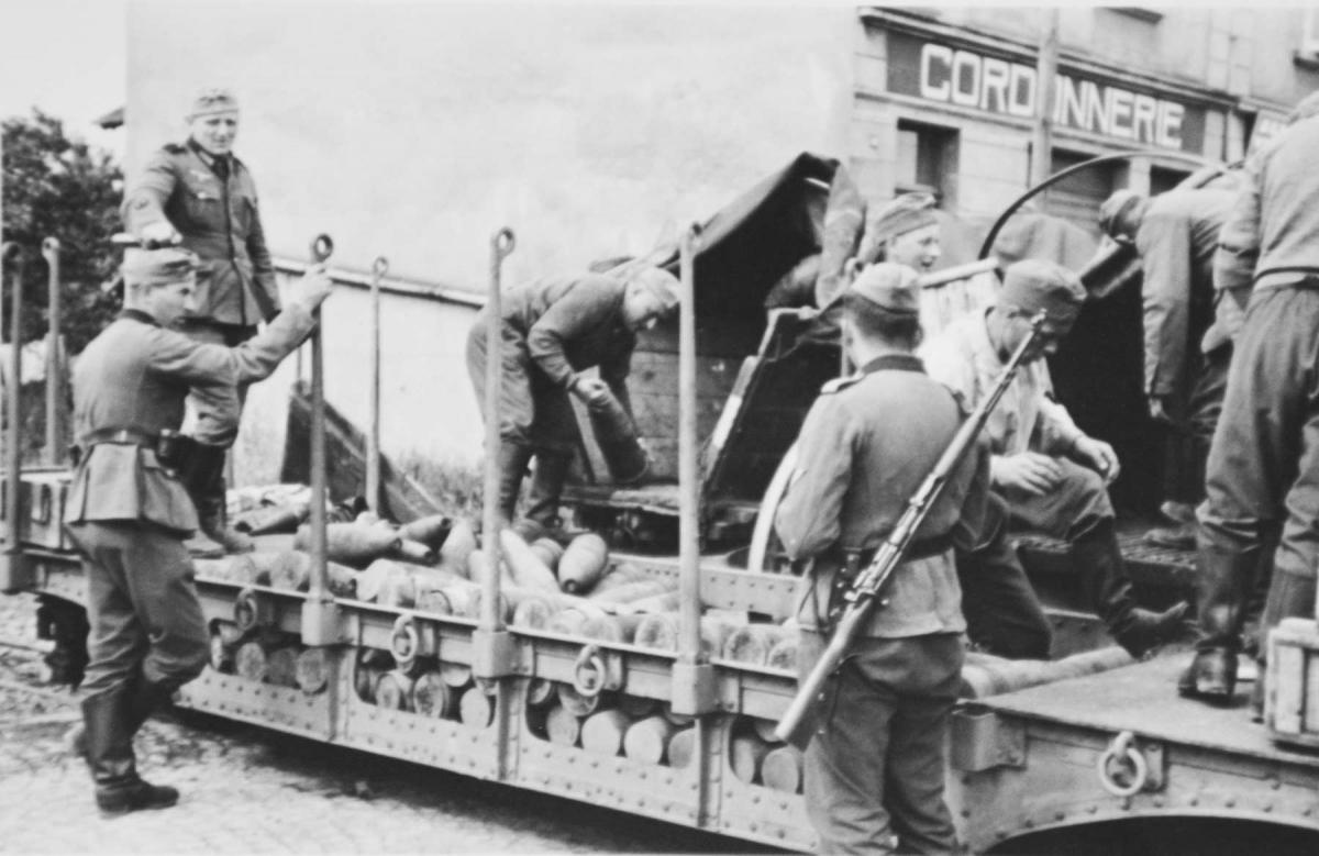 Ligne Maginot - SAINT HUBERT - (Dépôt de Munitions) - Récupération de munitions par les soldats du IR343 en 1940 
Probablement sur la voie à Florange