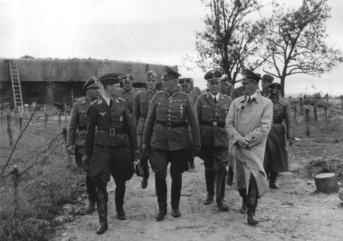 Ligne Maginot - 35/3 - MARCKOLSHEIM SUD - (Casemate d'infanterie - Double) -  Visite de la casemate 35/3 par Hitler et des officiers allemands