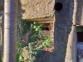 Ligne Maginot - OBERSEEBACH EST - (Blockhaus pour canon) - Passage pour le conduit de mise à feu du DMP à gauche et goulotte lance grenade à droite