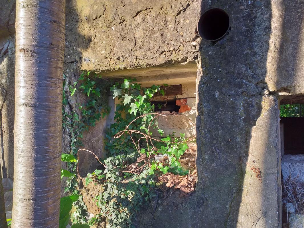 Ligne Maginot - OBERSEEBACH 1 - (Blockhaus pour canon) - Passage pour le conduit de mise à feu du DMP à gauche et goulotte lance grenade à droite