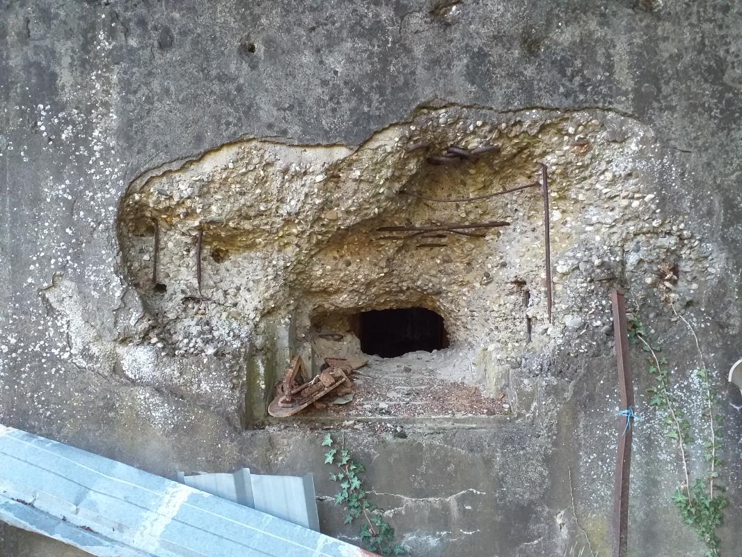 Ligne Maginot - OBERSEEBACH EST - (Blockhaus pour canon) - Dégats sur créneau sud-est