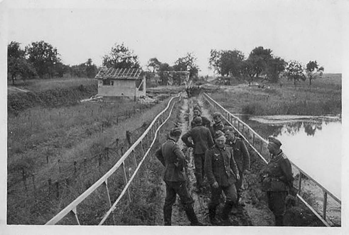 Ligne Maginot - RESERVOIR DE HOSTE-HAUT - (Inondation défensive) - Vue de la digue avec le blockhaus R8b à l'arrière plan 