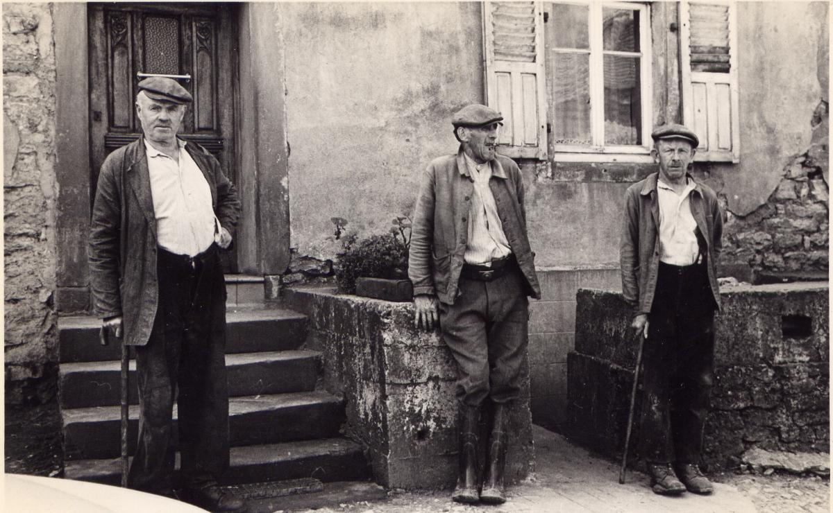 Ligne Maginot - KALHAUSEN 1 - (Abri) - L'abri de tir est visible sur la droite de la photo.
Sur la photo, Henri Bour et Charles Bour encadrant Auguste Metzger. 