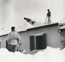 Ligne Maginot - FREJUS - (Casernement) - Déneigement de l'extension infirmerie du bâtiment en 1935