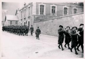 Ligne Maginot - CASERNE LOUTRAZ - (Casernement) - Defilé de chasseurs alpins devant la caserne Loutraz en 1935