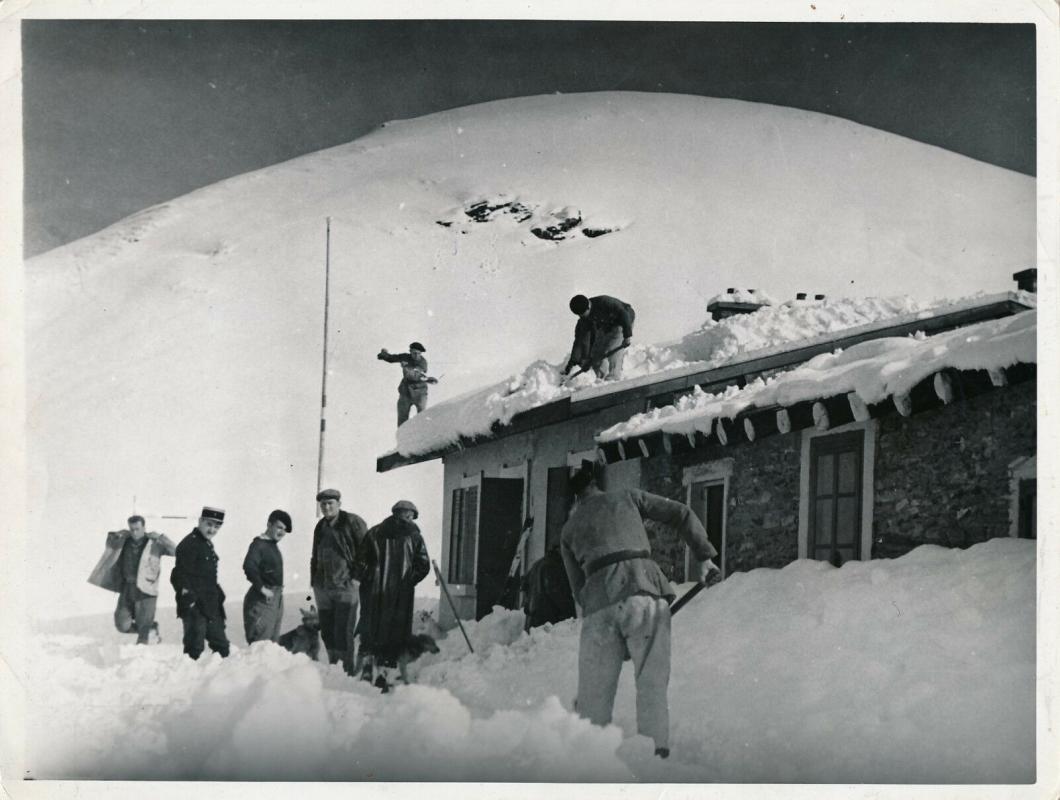 Ligne Maginot - FREJUS - (Casernement) - Déneigement de l'un des bâtiments en 1935