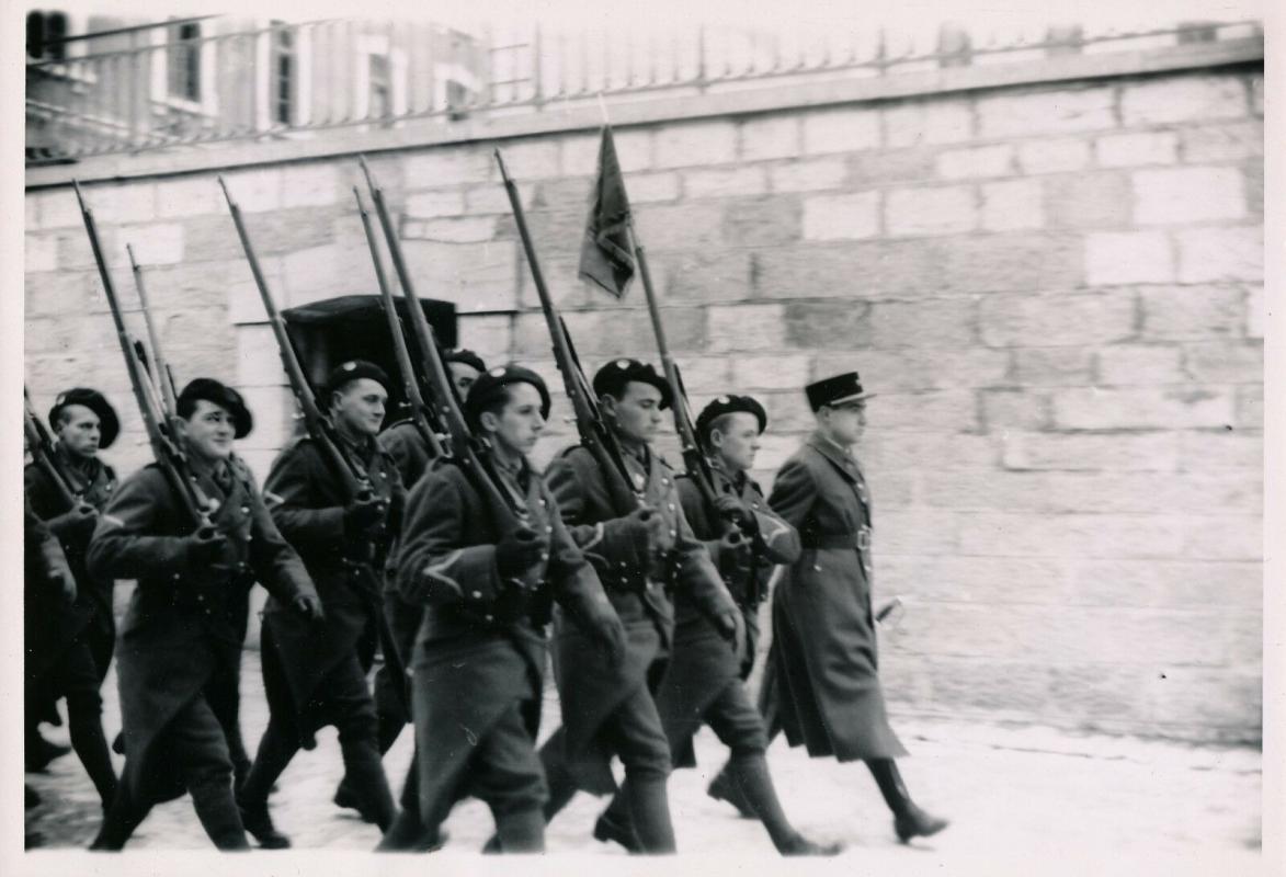 Ligne Maginot - CASERNE LOUTRAZ - (Casernement) - Defilé de chasseurs alpins devant la caserne Loutraz en 1935