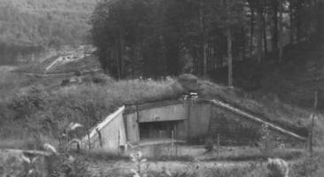 Ligne Maginot - BIESENBERG 6 - (Blockhaus pour arme infanterie) - Le blockhaus Biesenberg 5 avec à l'arrière plan, Biesenberg 6