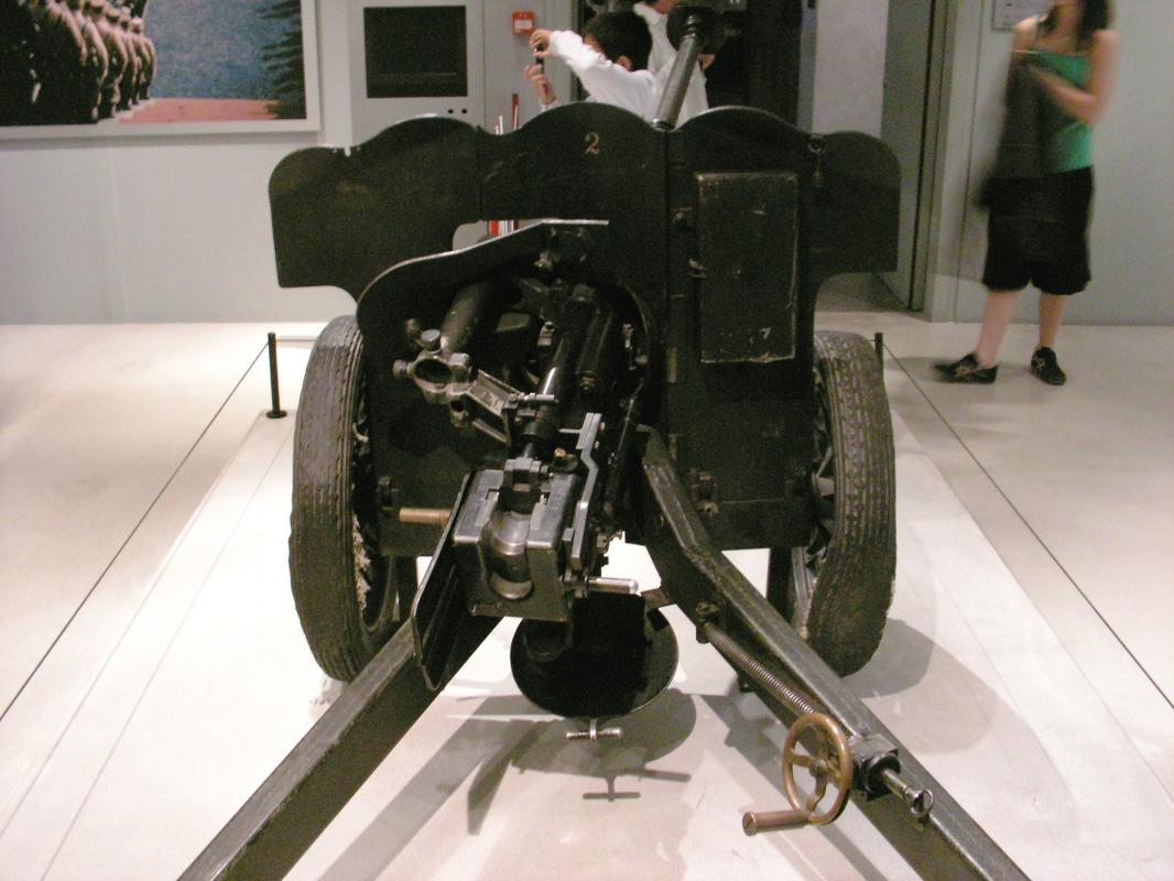 Ligne Maginot - Canon AC de 25 SA-Léger mle 1937 APX -  Musée de l'Armée (Paris - Invalides)