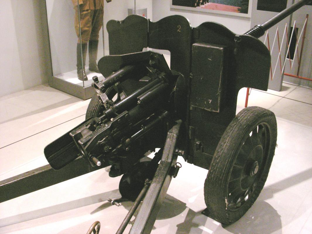 Ligne Maginot - Canon AC de 25 SA-Léger mle 1937 APX -         Musée de l'Armée (Paris - Invalides)