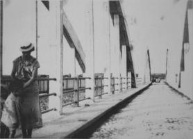 Ligne Maginot - Pont nord de Lampen - PONT DE LAMPEN NORD
Photo du pont alors en construction, noter la séparation de la partie routière et de la partie gauche destinée à la voie de 60 non encore posée. (1933?)