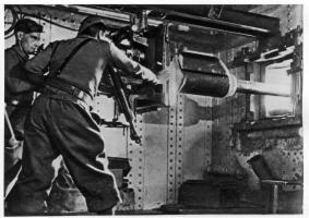 Ligne Maginot - SCHOENENBOURG - (Ouvrage d'artillerie) - Le bloc 1
Mise en place du canon antichar.
