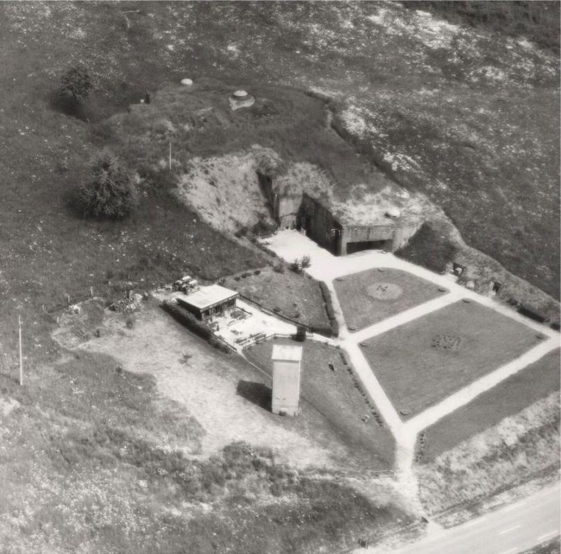 Ligne Maginot - SENTZICH - A16 - (Ouvrage d'infanterie) - Photo aérienne de l'ouvrage en 1940 (?) .
On peut y voir la Guinguette et le transformateur .