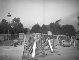 Ligne Maginot - 22LM - (DMP - Dispositif de Mine Permanent) - Vue depuis l'est du pont de la gare de Sedan, dans le prolongement de l'avenue Philippoteaux.
Obstacles antichar en avant du pont détruit.