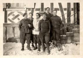 Ligne Maginot - 37° Régiment d'Infanterie de Fortersse (RIF) - Personnel du 37° RIF dans un village de leur secteur