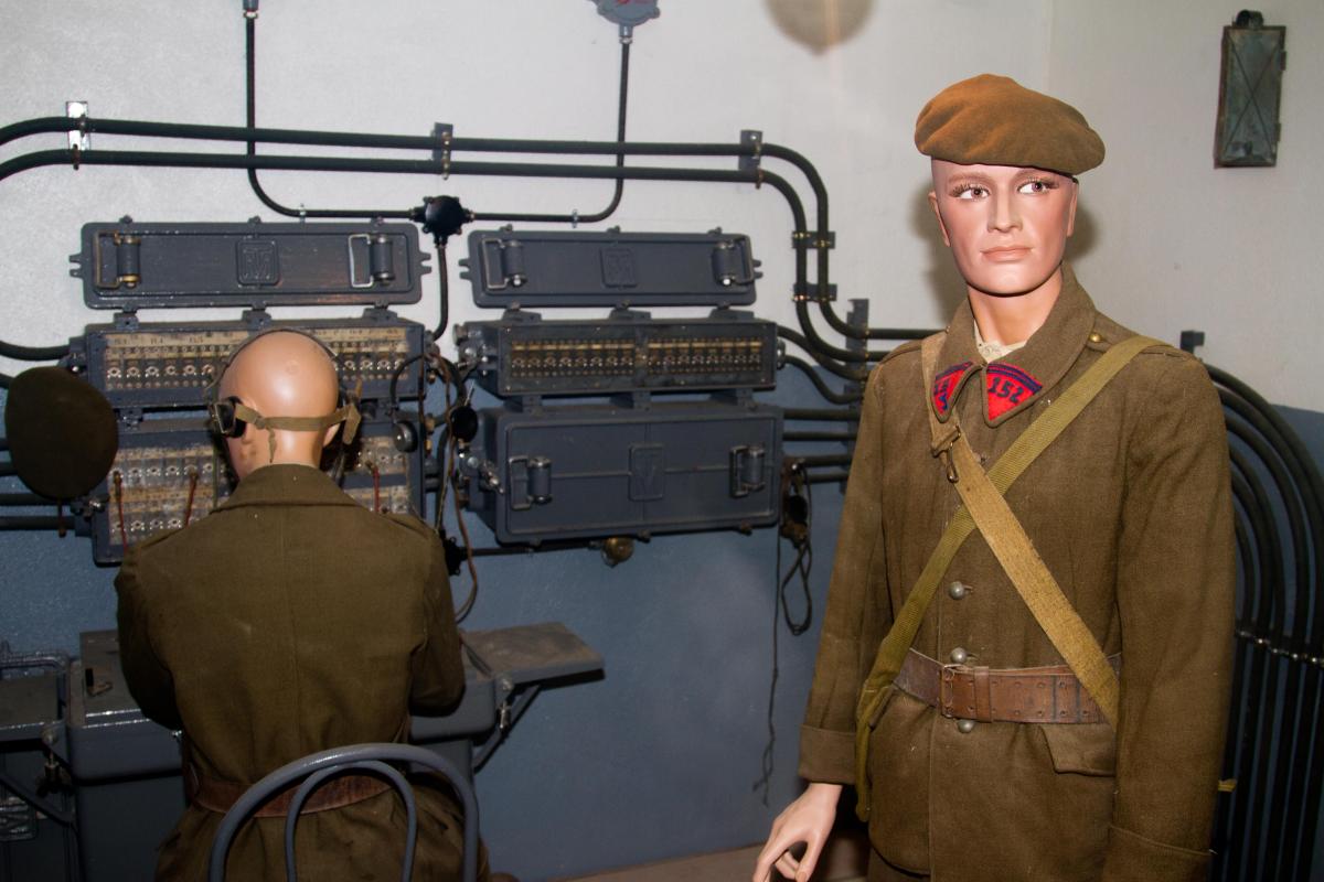 Ligne Maginot - Artilleur du 152e RAP - Artilleur du 152e RAP dans la reconstitution d'un PC d'ouvrage - Musée de Fermont