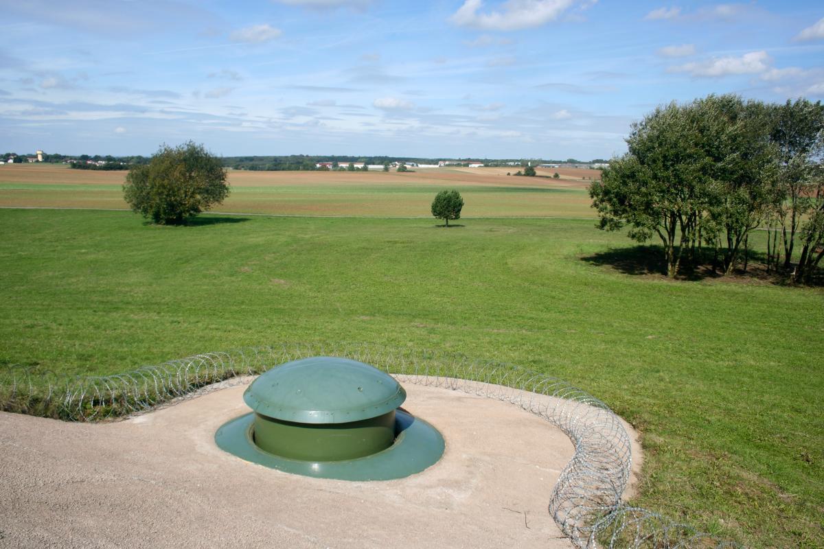 Ligne Maginot - BOIS DU FOUR - A5 - (Ouvrage d'infanterie) - Tourelle mitrailleuse en batterie face au plateau de Villers-la-Montagne