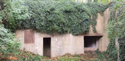 Ligne Maginot - DUCROT EST - (Casemate d'artillerie) - Les entrées matériels et hommes au fond d'une cour défilée