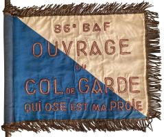 Ligne Maginot - COL DE GARDE (G) - EO10 - (Abri actif) - Le fanion de l'ouvrage tenu par le 86° BAF
Coté avers